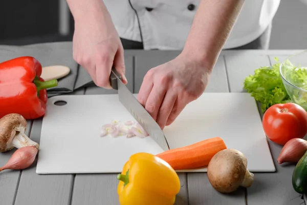 Mannen som skivning en lök — Stockfoto