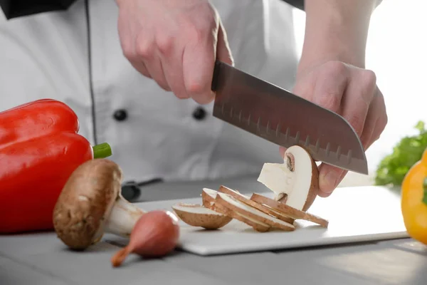 Chef cortando cogumelos — Fotografia de Stock