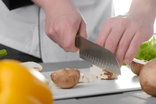 Manliga chef skära en svamp — Stockfoto