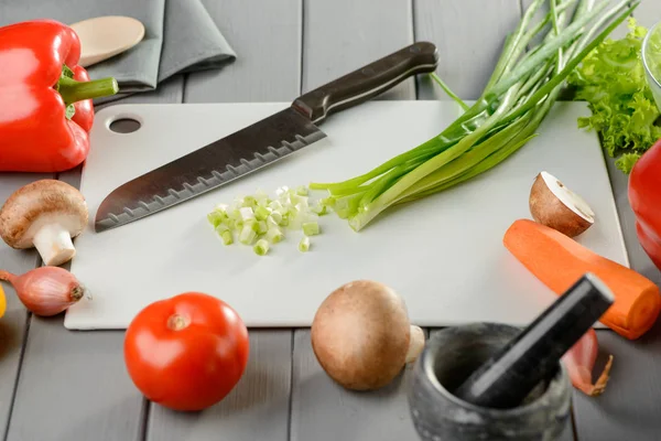 Santoku nůž, nasekané jarní cibulky — Stock fotografie