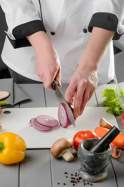 Szef kuchni cięcia czerwonej cebuli — Zdjęcie stockowe