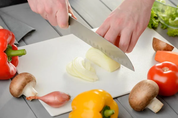 Chef cozinheiro fatiar uma cebola — Fotografia de Stock