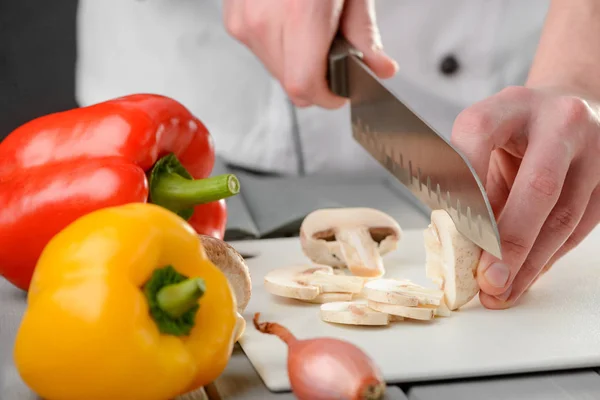 Kocken skivning champinjon svamp — Stockfoto