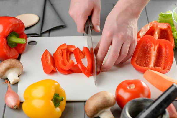 Man snijden een paprika — Stockfoto