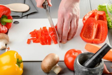 Şef kırmızı biber doğrama