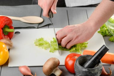 Adam bir marul yaprağı kesme