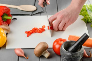 Adam bir akşam yemeği hazırlamak