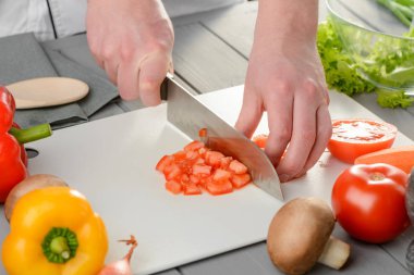 Şef bir domates doğrama