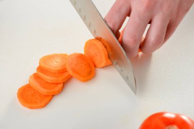 Şef bir carrot kesme