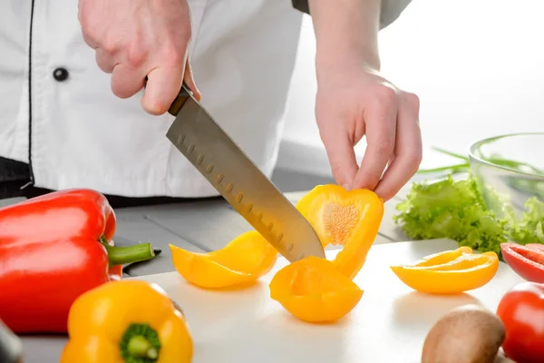 Chef cortando uma pimenta amarela — Fotografia de Stock