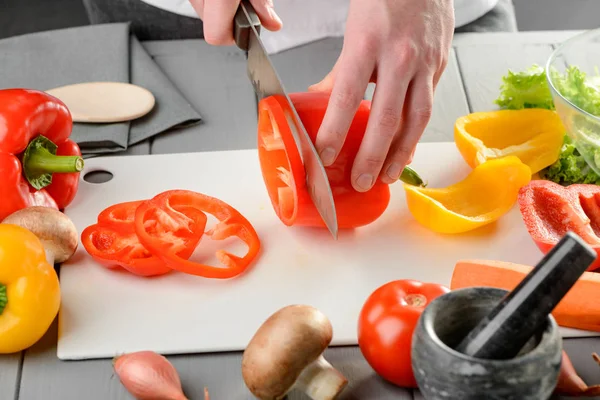 Snijden van een rode paprika — Stockfoto