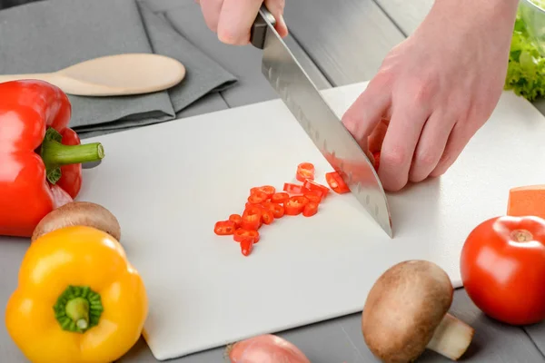 Homem cortando uma pimenta — Fotografia de Stock