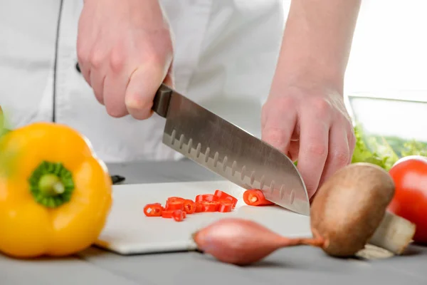 Cucini il taglio di un pepe rosso — Foto Stock