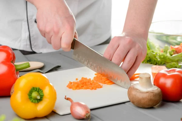 Chef che taglia a dadini una carota — Foto Stock