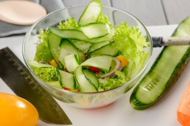 Bir kase sebze salatası.