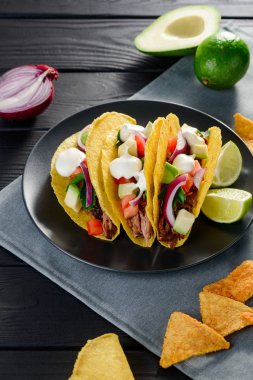 Ekşi krema ile sert kabuklu tacos