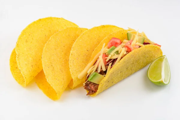 Taco's met limoen op wit — Stockfoto