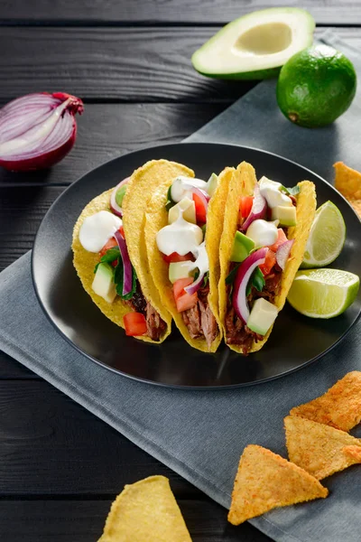 Hard-shell taco's met zure room — Stockfoto