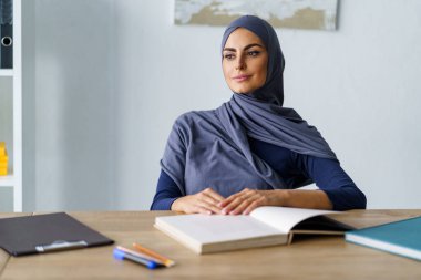 Müslüman kadın bir göz atma