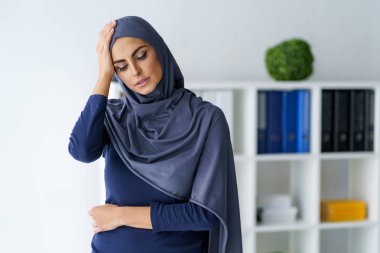 Bir baş ağrısı olan Müslüman kadın