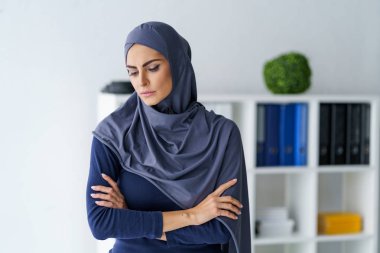 Üzgün Müslüman kadın hissediyor üzgün