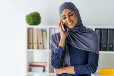Müslüman kadın telefonla konuşuyor