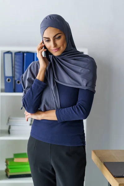 电话上谈了穆斯林女商人 — 图库照片