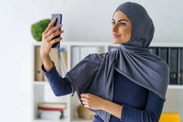 阿拉伯女人拿自拍 — 图库照片
