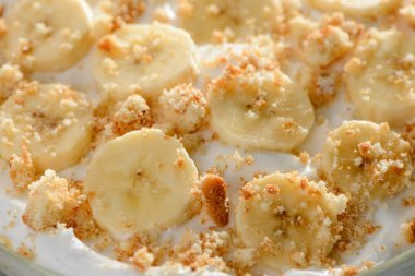 Muz dilimleri, kurabiye ve krem