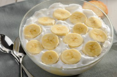 Muz dilimleri ve krema