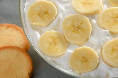 Muz, kurabiye ile krem şanti