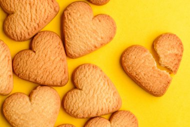 Kalp şeklinde kurabiye yığını