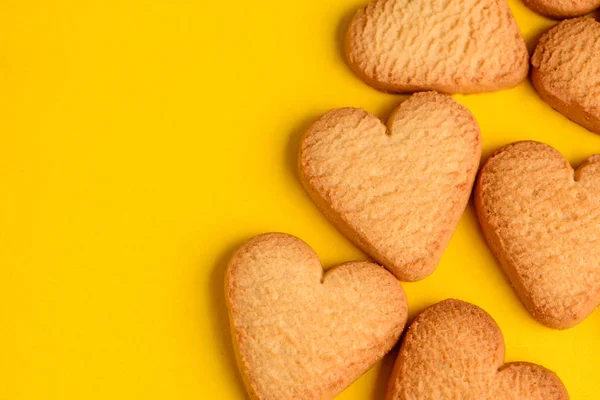 Hartvormige cookies op gele achtergrond — Stockfoto