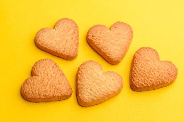 Weinig hartvormige koekjes op geel — Stockfoto