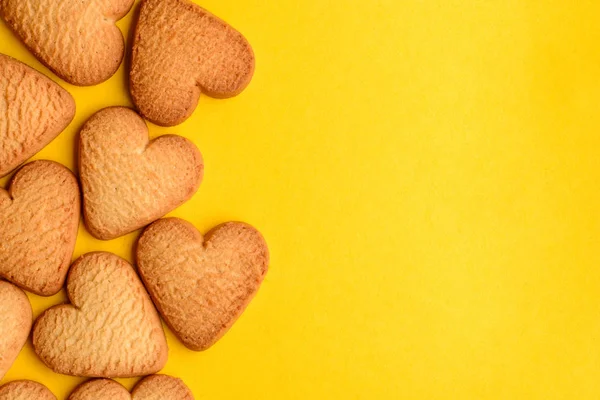 Valentines Day cookies op geel — Stockfoto
