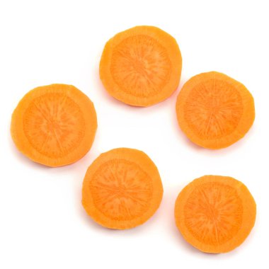 Beyaz arkaplanda havuç dilimleri