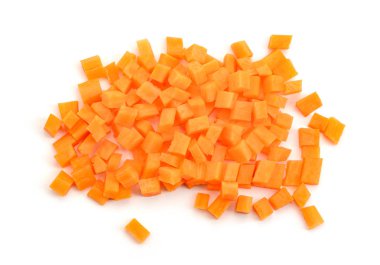 beyaz zemin üzerine doğranmış havuç