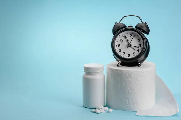 Píldoras, papel higiénico y reloj — Foto de Stock
