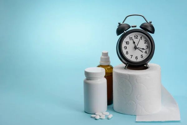 Papel higiénico, medicina y reloj — Foto de Stock