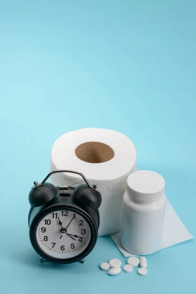Reloj, papel higiénico y pastillas — Foto de Stock