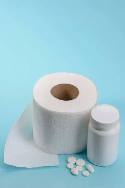 Píldoras médicas y papel higiénico — Foto de Stock