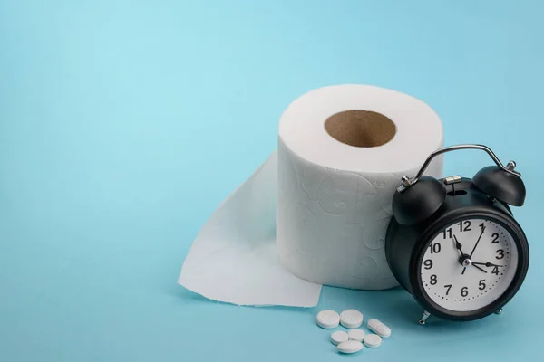 Papel higiénico, pastillas y reloj — Foto de Stock