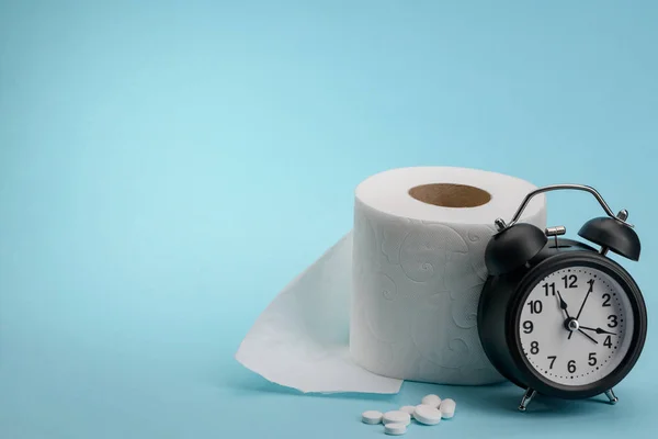 Píldoras, papel higiénico y reloj —  Fotos de Stock