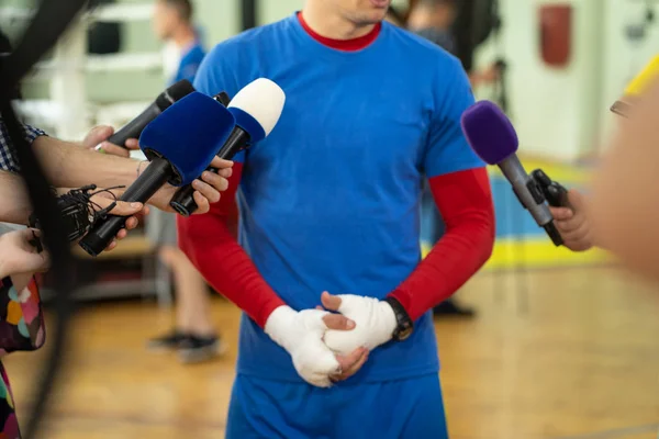 Lutador de boxe dando uma entrevista — Fotografia de Stock