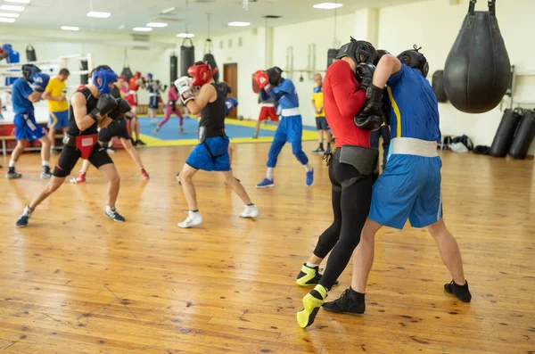 Boxeadores entrenando en el club — Foto de Stock