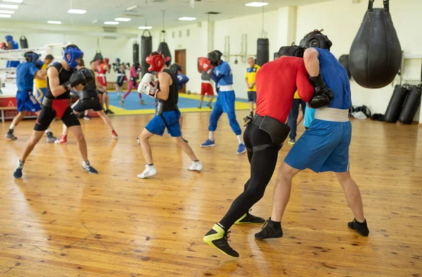Lutadores de boxe praticam — Fotografia de Stock