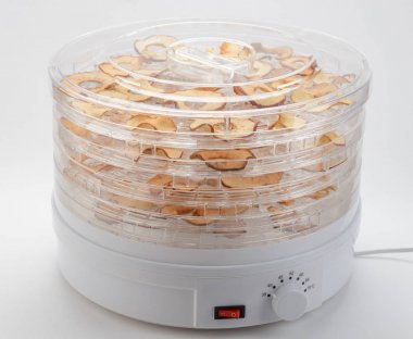 Elma dilimleri ile dolu dehydrator