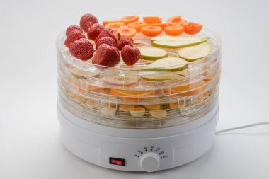 Meyvelerle dolu elektrikli kurutucu