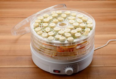 Çeşitli meyveler ile çok raflı dehydrator