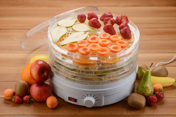 Drying fruits with a dehydrator — Stock Photo, Image